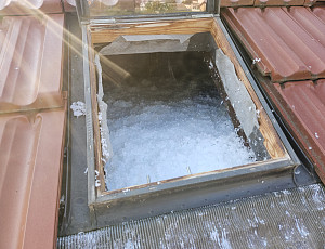 Zateplení stropu rodinného domu pomocí foukané izolace